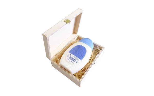 Beispielfoto, Holzkassette als Geschenksverpackung für Bodylotion